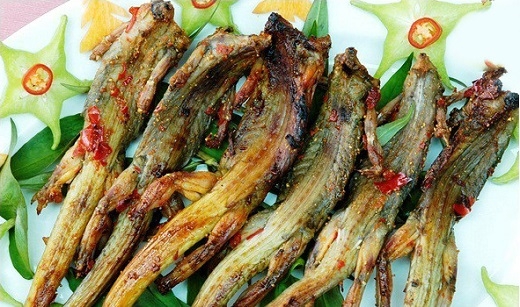 Sau khi bắt tắc kè, người ta chặt bỏ đầu, nhúng nước sôi, cạo cho sạch lớp vảy. Trước khi ướp, chặt tắc kè ra từng mếng, ướp với đại hồi, tiểu hồi, bắc chảo phi mỡ tỏi, rồi đổ thịt tắc kè vào xào cho săn lại; sau đó vắt nước cốt dừa vào xâm xấp, chụm lửa liu riu để thịt hoà quyện với gia vị và nước cốt, nhưng đừng để lửa nóng quá sẽ mất ngon.