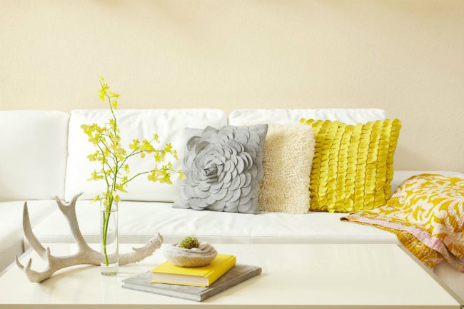 Lau chùi sâu bên trong các đồ nội thất bằng da: Việc làm sạch những chiếc ghế sofa bằng da không phải công việc đơn giản mà bạn có thể làm một mình. Hãy gọi cho các thợ chuyên nghiệp làm việc này thay bạn nếu bạn không muốn chúng mau chóng bị hỏng.
