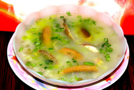 Đồng Tháp Mười nổi tiếng có nhiều rùa, rắn. Khi bắt được rắn hổ đất, đem đập đầu cho chết, dùng nước sôi cạo vẩy thật sạch. Kế đến mổ lấy ruột gan, rồi chặt rắn thành từng khúc dài khoảng tấc tây, đem hầm cho nhừ mới vớt ra. Sau đó, đổ gạo và đậu xanh vào nồi nước hầm rắn. Cháo chín nêm nếm vừa miệng, xé thịt rắn hổ đất nhỏ như thịt gà, trộn chanh, rau răm. Múc mỗi tô cháo cho vào một ít thịt rắn, có rắc tiêu hành trộn đều, ăn đến đâu mát đến đó vì cháo đậu xanh rắn hổ đất có tác dụng làm mát gan, giải nhiệt, vừa ngon vừa giàu dinh dưỡng.