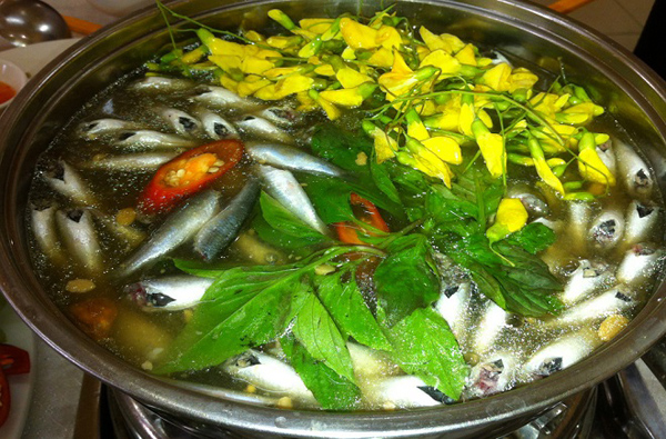 Cá linh xuất hiện ở Đồng Tháp vào mùa nước nổi bắt đầu từ tháng 9 đến tháng 11 hàng năm. Thời gian này cũng là mùa hoa điên điển nở vàng, trải dài khắp các mé sông. 2 nguyên liệu này được kết hợp để tạo nên món lẩu cá linh bông điên điển thơm ngon, rất tốt cho 13Win19 ưu đãi hấp dẫn. Món lẩu cá linh hoa điên điển chinh phục người ăn ngay từ màu sắc, hương thơm thoang thoảng cùng vị chua thanh của nước lẩu. Bên cạnh đó là thịt cá béo ngọt ăn kèm nước mắm nguyên chất, càng làm cho món lẩu này trở nên đậm đà.