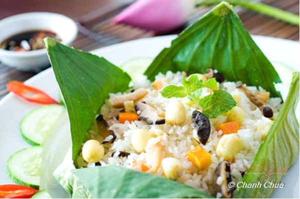 Cơm nấu bằng gạo huyết rồng với hột sen hấp chín và muối mè, gói trong chiếc lá sen, có thể dùng cho 2 tới 4 người ăn. Ấn mũi dao rạch ba đường vuông góc, vén tấm lá sen lên, sẽ thấy muối mè và hạt sen nổi bật cái màu trắng trên nền cơm đỏ sậm. Cơm ngon, càng nhai càng có vị ngọt và bùi, lại càng bùi béo nhờ tinh chất hột sen và mè tan hòa trong nước bọt.