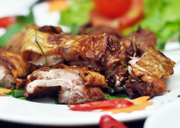 Khi đến Đồng Tháp mùa nước nổi, bạn phải một lần ghé qua miền đất Cao Lãnh để thưởng thức món thịt chuột đồng  Chuột đồng có thể chế biến thành nhiều món khác nhau: Chuột xào lăn, xé phay, chuột nướng, chuột xối mỡ, chiên rôti, luộc cơm mẻ, thịt chuột bằm nhỏ xào sả ớt gói với rau sống và bánh tráng… Mỗi món là một hương vị khác nhau nhưng đặc biệt nhất phải nói đến là món chuột quay lu.