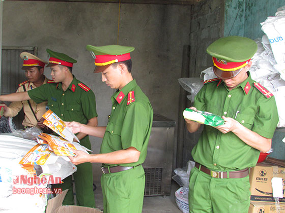 Lực lượng chức năng thu giữ c&aacute;c nh&atilde;n hiệu kem Tr&agrave;ng Tiền giả.
