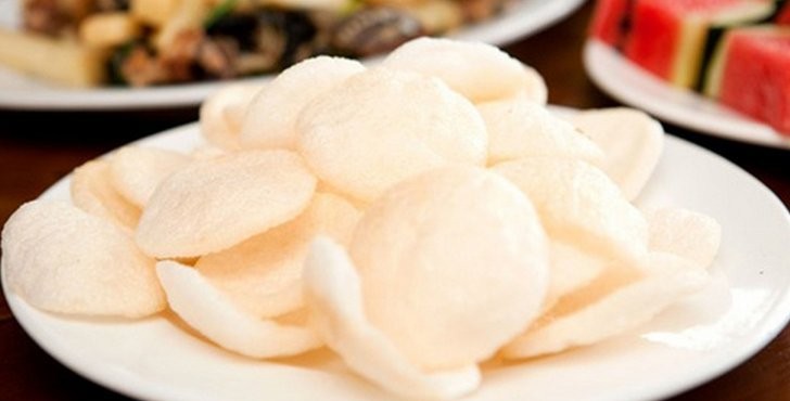 Cũng là bột, thịt tôm xay nhuyễn và một ít hạt tiêu giã nhỏ, cộng thêm vài thành phần nguyên liệu khác, nhưng phồng tôm Sa Giang – món ngon Đồng Tháp này vẫn cứ nổi bật và khiến người ta chú ý nếu đã thử qua một lần.  Nó không bị cứng, dai mà trở nên giòn, xốp. Cắn một miếng, thấy tan trong miệng với hương tôm thơm, béo ngậy và cay cay rất tuyệt vời. Bánh phồng tôm ăn không cũng ngon, ăn chơi cùng các món gỏi càng đậm vị.