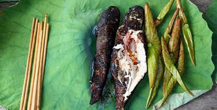 Cá lóc nướng là một món ăn dân dã phổ biến ở các tỉnh sông nước miền Tây. Tuy nhiên, không phải nơi nào món ăn này cũng ngon và trở thành đặc sản như ở Đồng Tháp. Cá lóc tươi vừa bắt lên được làm sạch rồi nướng cho cá chín đều, không bị khét cháy. Cá nóng hổi, cho ra khỏi bếp rồi xẻ làm đôi, rắc lên ít hạt đậu phộng rang, rưới thêm chút mỡ hành. Cá ăn cùng lá sen non và nước mắm me.