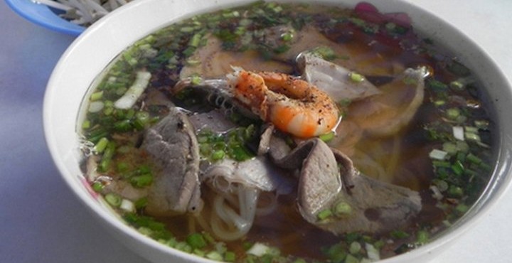 Hủ tiếu Sa Đéc cũng là một món ăn ngon nổi tiếng ở Đồng Tháp. Điểm làm nên sự khác biệt so với hủ tiếu ở những địa phương khác chính là nguyên liệu và cách chế biến. Nước dùng ở đây được làm hoàn toàn từ xương heo, bánh hủ tiếu là loại bánh dai, trắng tươi, mềm mịn. Không chỉ có thịt heo, hủ tiếu Sa Đéc còn có thịt nạc băm, chả vàng, tim, gan, phèo... Phía trên cùng của tô hủ tiếu là hành lá xắt nhuyễn, ngò tươi.  Đặc biệt, tô nào cũng có “tăng xại” - cải xắt nhỏ ướp hương vị đặc trưng của người Hoa.
