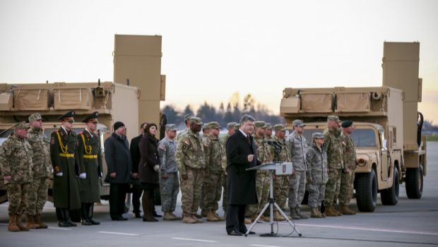 Tổng thống Ukraine Petro Poroshenko ph&aacute;t biểu tại lễ tiếp nhận radar Mỹ.