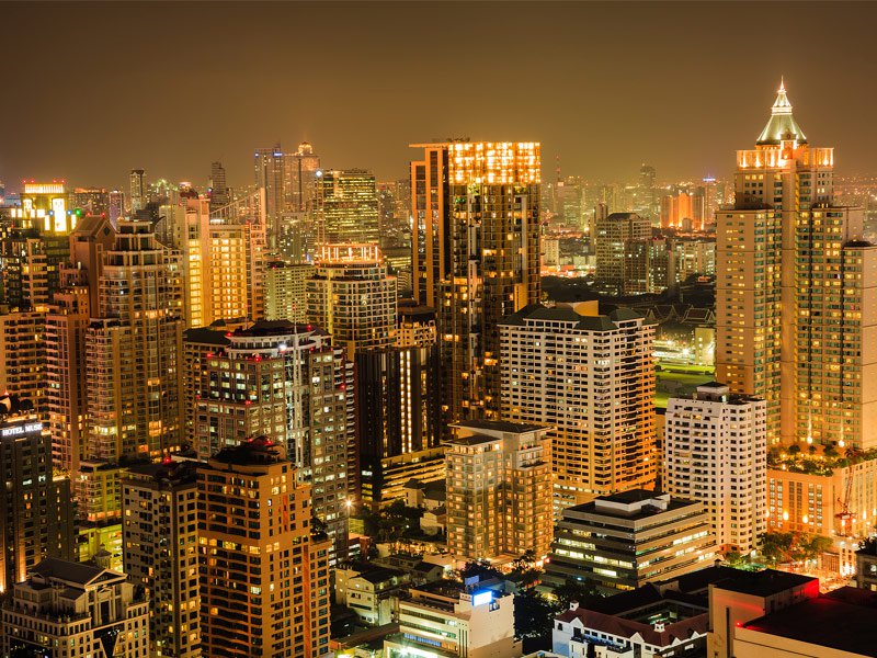 Đến Châu Á thì không thể không tới thăm Bangkok (Thái Lan). Đây là thành phố phát triển với sự kết hợp giữa cái cũ và mới, giữa Đông và Tây thể hiện qua kiến trúc đền chùa mang màu sắc Phật giáo và các khu trung tâm mua sắm hiện đại mà giá cả cực kỳ phải chăng.