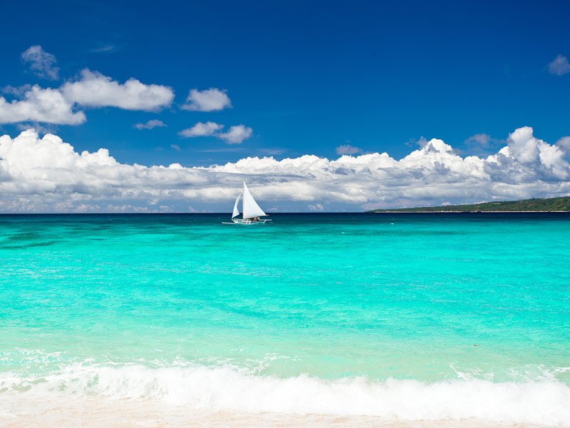 Boracay là một hòn đảo nhỏ thuộc tỉnh Aklan, cách thủ đô Malina của Philippines hơn 300 km về phía Nam. Địa điểm này được Travel & Leisure bình chọn là nơi hòn đảo tuyệt vời thứ hai trên thế giới. Trung tâm của nó là White Beach, dài gần 3km với nhiều quán ăn, khách sạn và cửa hàng bán đồ lặn. Vào ban đêm, du khách có thể thưởng thức nhạc sống và màn xoay dùi cui lửa của dân địa phương.