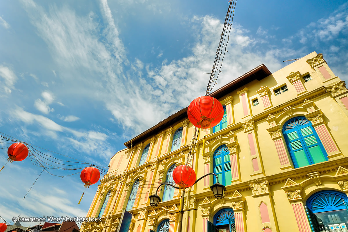 Phố Trung Hoa là một biểu tượng khác của Singapore, là một nơi tuyệt vời cho mua sắm và thưởng thức vô số đồ ăn chuẩn đúng điệu Trung Hoa. Đồng thời, du khách có thể học được nhiều về lịch sử của văn hóa người Hoa trong suốt chuyến du lịch tới con phố này.