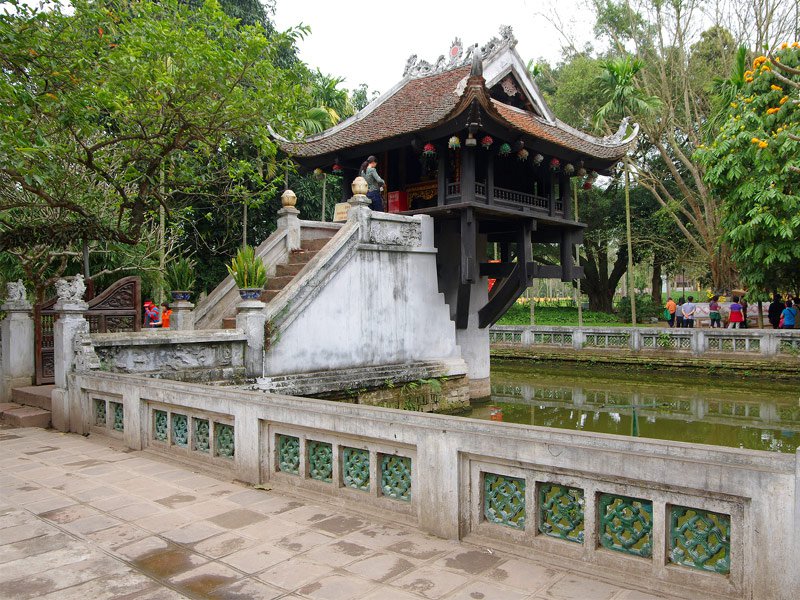 Hà Nội mang nét quyến rũ khác hẳn với thủ đô các nước khác khi mà mang sự kết hợp giữa văn hóa Pháp và Trung Quốc nhưng vẫn giữ được nét bản địa vốn có. Thủ đô của Việt Nam là thành phố lâu đời với khu phố cổ chạy ngoằn nghèo trong trung tâm, Hồ Hoàn Kiếm xanh biếc in dấu lịch sử và dòng sông Hồng chảy nặng phù sa. Tất cả tạo nên nét cổ kính và rất duyên dáng chỉ có ở Hà Nội.