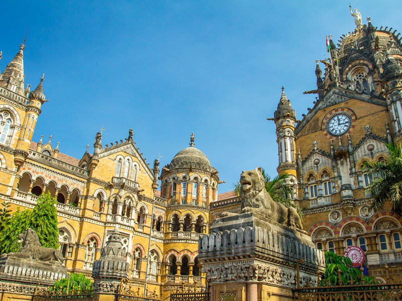 Nếu muốn thoát khỏi bầu không gian ồn ào thì Mumbai (Ấn Độ) không phải là lựa chọn hoàn hảo song thỉnh thoảng du khách vẫn có thể nhận ra vài nét tĩnh lặng ở thành phố Phật giáo này. Các sản phẩm thêu ren sẽ là món quà kỷ niệm đầy ý nghĩa sau chuyến du lịch hoặc các món ăn đường phố cay, nóng của Ấn Độ sẽ là điểm ấn tượng khó phai.