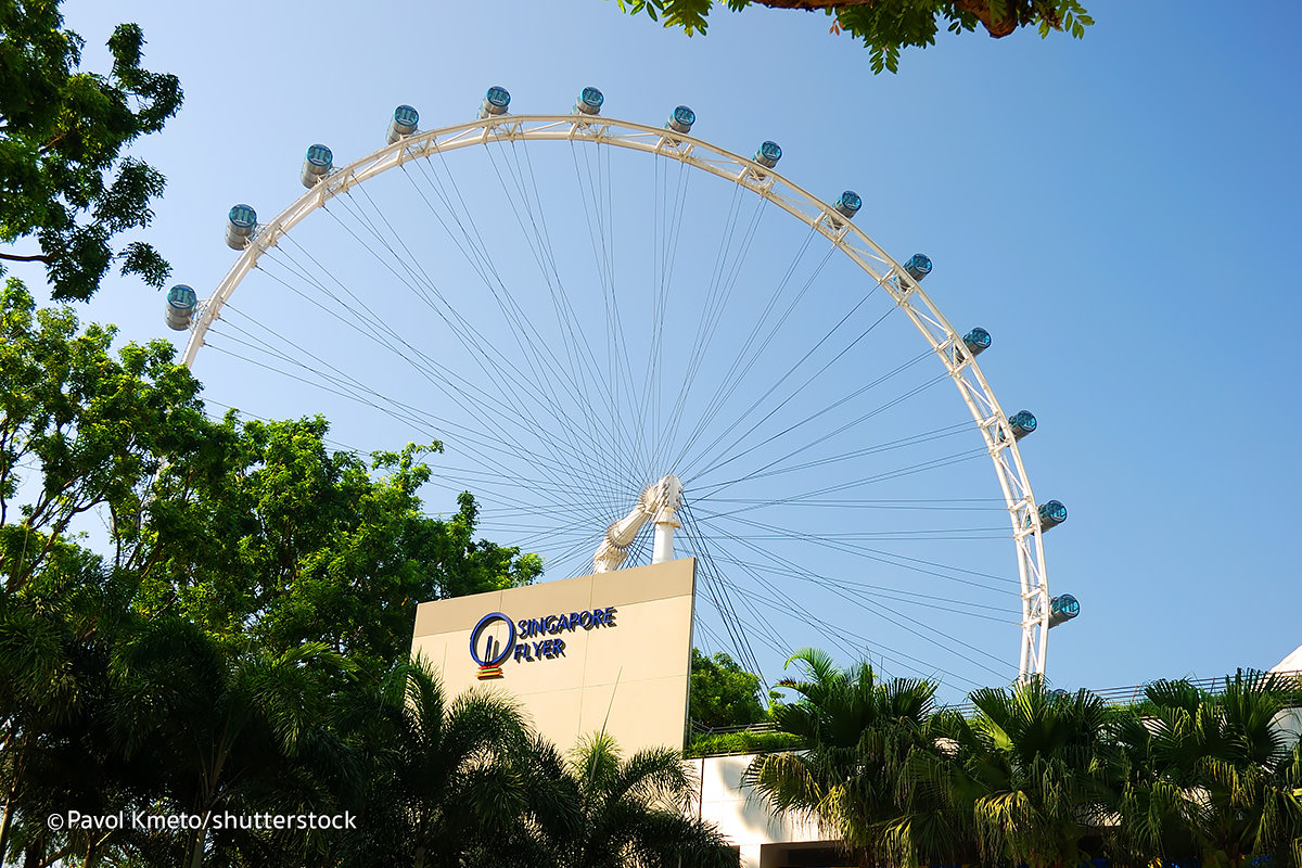 Nằm ở Vịnh Marina, vòng quay Singapore flyer tương đương với độ cao của tòa nhà 42 tầng. Đứng ở độ cao chóng mặt 165m, du khách sẽ cảm nhận được cảnh vật tuyệt đẹp của bầu trời Singapore: Vịnh Marina kỳ vĩ, những tòa nhà chọc trời, màu xanh của rừng nhiệt đới và những ánh đèn không ngừng nhấp nháy trên bầu trời huyền ảo.