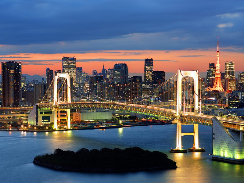 Tokyo (Nhật Bản) nổi tiếng là thành phố đắt đỏ khi mức sống của người dân rất cao và cũng vô cùng lịch sự trong giao tiếp văn hóa hằng ngày. Đừng bất ngờ nếu du khách thấy các bạn trẻ ở đây ăn mặc y hệt các nhân vật truyện tranh. Thực tế họ chỉ đang thể hiện niềm yêu thích của mình với thể loại truyện và phim hoạt hình nổi tiếng ở xứ sở ‘mặt trời mọc’. Ngoài ra mì Udon, sushi hay bánh wagashi là các món ăn không thể không thử khi tới Nhật Bản