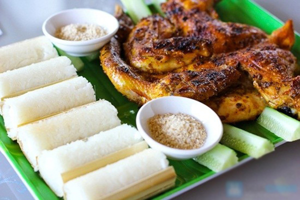 Ai đã từng được thưởng thức cơm lam Tây nguyên hẳn khó lòng quên được hương nếp dẻo thơm đậm đà hòa quyện với muối é cay xé, nức mũi. É là lá của hạt é trong các ly chè giải khát vẫn được bày bán khắp chốn trên cả nước, có vị thơm rất dễ chịu. Lá é, ớt hiểm xanh giã cùng với muối hạt tạo ra một vị đặc trưng. Món chủ đạo gà nướng, nguyên liệu là “gà leo cây” (những con gà của người đồng bào với dáng nhỏ, ngày lân la kiếm ăn, tối phi lên cây ngủ nên thịt rất chắc, thơm). Ngoài công thức ướp gà riêng của quán, lò nướng gà khá lạ khiến khách tò mò. Bếp nướng lộ thiên là một đống than rừng rực cháy đỏ. Xung quanh đống than là những con gà đã làm sạch, ướp gia vị đầy đủ.  Gà được banh thân sao cho có tiết diện lớn nhất, được người nướng cắm từng cặp vào những thanh tre theo chiều thẳng đứng.