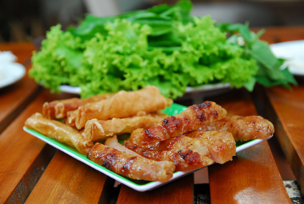 Với khí hậu hơi se se lạnh của Pleiku thì chẳng có món lai rai nào phù hợp hơn là lụi nướng. Lụi nướng thường có 2 loại là lụi bánh tráng và lụi thịt nướng. Lụi bánh tráng thì được làm từ thịt xay, bún khô sau đó được cuốn vào lớp bánh tráng mỏng rồi nướng lên. Ăn lụi bánh tráng thấy độ giòn, thơm đặc trưng, món này thường được ăn kèm với tương me chua ngọt đi kèm với chút xíu ớt. Còn lụi thịt nướng thì được làm từ thịt heo hoặc thịt bò, được dùng kèm với tương đậu hay tương me, tùy người ăn.