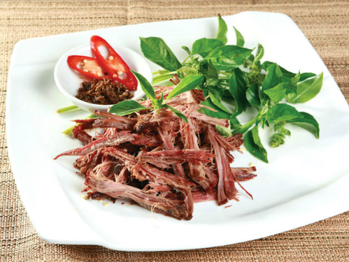 Để làm món bò một nắng này không quá cầu kỳ nhưng phải chọn được loại thịt bò ngon. Đó là loại được chăn thả tự nhiên trên các cánh đồng, thịt săn chắc.  Thịt được thái thành từng miếng to cỡ bằng bàn tay rồi tẩm ướp gia vị. Đây là khâu quan trọng quyết định đến độ ngon của thịt bò vì nếu đậm hay nhạt quá khi nướng sẽ không ngon và không bảo quản được lâu. Gia vị để ướp thịt bò gồm một chút đường, muối, bột nêm và không thể thiếu được ớt giã nhuyễn.