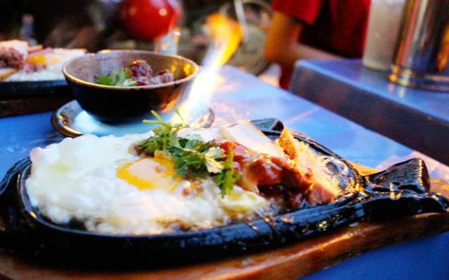 Khi thưởng thức món bò né ở Gia Lai, bạn sẽ có cảm giác nó giống món bò bít tết chảo gang nhưng có mùi vị đặc trưng và theo cảm nhận là ngon hơn. Bánh mỳ ở đây ngon, giòn nóng, ăn kèm rất hợp với món ăn. Quán đông nhưng nhân viên phục vụ nhiệt tình và nhanh nhẹn.