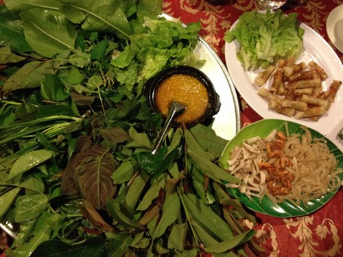 Người ta khẽ cuốn nhẹ những chiếc lá thành hình chiếc phễu. Gắp thêm miếng xoài xanh cắt nhỏ, lát ớt, tép tỏi rồi gắp miếng thịt lợn ba chỉ thái nhỏ, cùng con tép nhỏ. Khi tất cả đã đủ mới dùng chiếc thìa nhỏ múc thứ nước xốt sền sệt vào rồi thêm hạt tiêu tươi. Thứ nước xốt đó được chế biến từ lòng cá, trứng cá xay nhuyễn, rồi chưng lên với gia vị, mắm muối. Đây là thứ quyết định để dẫn tất cả các loại lá rừng kia thành một món ăn “Gỏi lá rừng”.