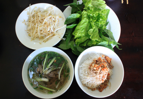 Dân sành ăn Sài Gòn không mấy ai không biết món “phở hai tô”. Đây chính là tên gọi khác của phở khô, xuất xứ từ Gia Lai. Đã từng là một trong 10 món ăn xác lập kỷ lục châu Á, phở khô như một nét duyên dáng xứ núi góp phần vào ẩm thực Việt.  Gọi là phở nhưng bánh phở của món này thật khác biệt, không to bản và dễ bở mà giống sợi hủ tiếu dai mềm hơn. Thay vì phục vụ chung nước và cái, phở khô đặc biệt bởi cách chia riêng phần nước dùng và sợi phở thành hai tô.