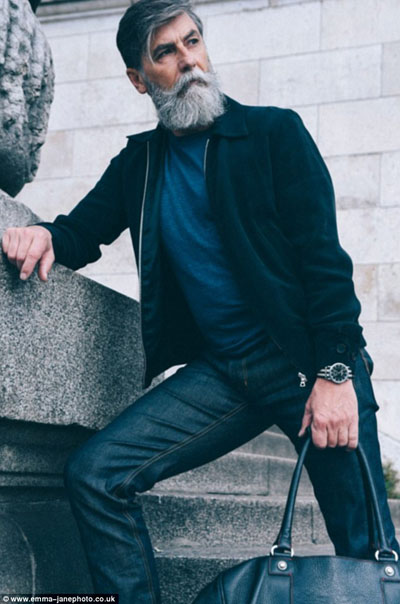 Đi theo phong cách “hipster” đương đại, ông Dumas sở hữu một diện mạo khiến ngay cả những thanh niên trẻ trung cũng phải ngưỡng mộ. 