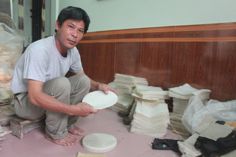 Bánh đa nem làng Chều cũng là một món đặc sản lâu đời nổi tiếng của Hà Nam. Bánh đa nem được làm từ gạo tẻ, trải qua nhiều công đoạn, từ ngâm gạo, cho vào cối xay, làm chín qua nồi áp suất, đem phơi trên những chiếc phên tre và đoạn cuối cùng là hoàn thiện sản phẩm, những chiếc bánh đa nem làng Chều màu trắng, mềm và có độ dẻo cao, thơm mùi gạo đã ra đời. Không những phục vụ nhu cầu cho người dân địa phương, bánh đa nem làng Chều còn được xuất khẩu khắp nơi sang Nhật Bản, Hàn Quốc, Trung Quốc…