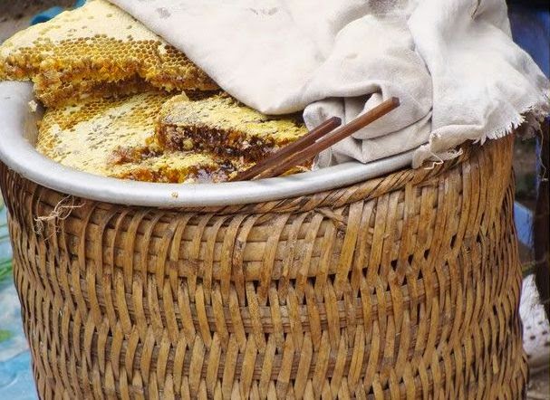 Mật ong bạc hà Đồng Văn có vị ngọt đậm đà khác hẳn mật ong của vùng khác, chúng êm dịu, thơm ngon, bổ dưỡng và nhất là mùi hương đặc biệt. Sản phẩm do chính tay người nông dân làm ra, họ cất công chăm sóc ong rồi thu hoạch lấy mật, làm lên những giọt mật ong tinh tuý đặc trưng của vùng núi đá, mang lại giá trị Sòng Bài Trực Tuyến 13Win.com giúp cuộc sống ổn định hơn.