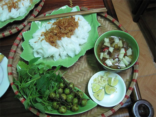 Bánh cuốn vốn là thức bánh quen thuộc của người dân khắp nơi nhưng bánh cuốn Phủ Lý có hương vị rất riêng, gần gũi với ẩm thực Hà Nội, nhẹ nhàng mà tinh tế.  Bánh cuốn Phủ Lý thường là loại bánh không nhân, ăn kèm với chả nướng. Để làm nên những miếng chả thơm ngậy, người ta tẩm ướp thịt với gia vị rồi xiên vào que tre trên than hồng chứ không nướng đại trà trong vỉ sắt. Món ăn tuyệt ngon khi thêm vài giọt tinh dầu cà cuống. Đây là món ăn không thể bỏ qua cho những người khởi động hành trình ở Hà Nội và dừng lại Hà Nam để điểm tâm sáng.