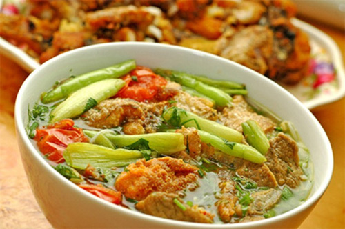 Bún cá rô đồng Hà Nam cuốn hút người ăn nhờ lớp thịt vàng ruộm xen lẫn màu xanh của rau cải, vị ngọt thơm của nước dùng… Sự cầu kỳ của món ăn thể hiện khi các đầu bếp chọn cá rô đồng “chính hiệu” của vùng quê chiêm trũng chứ không phải cá rô phi, cá rô lai được bán đại trà trong các chợ.