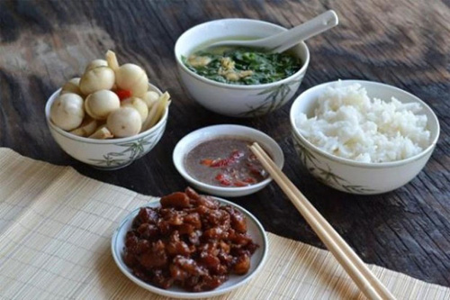Ở Hà Nam, cáy có nhiều ở các vùng nước lợ như Thanh Liêm, Bình Lục, Kim Bảng… thế nhưng nghề làm mắm cáy phát triển mạnh nhất ở huyện Bình Lục. Mắm cáy được chế biến công phu. Những con cáy nhỏ được lột yếm, bóc trắng, giã cho thật nhuyễn, trộn muối rồi đem ủ kín trong vại. Sự cầu kỳ của món ăn đòi hỏi người dân phải phơi đủ nắng, đủ sương sao cho thật ngấu mới đem dùng.