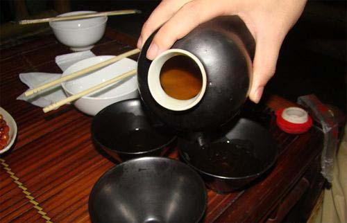 Rượu làng Vọc thơm nức mùi hương gạo, có vị đậm đà, ngọt lịm mà không say. Rượu Vọc ngon như vậy bởi không chỉ được làm bằng men ta gồm 36 vị thuốc Bắc nấu với gạo nếp, mà còn nhờ thiên nhiên ưu đãi cho nguồn nước cùng kỹ thuật nấu rượu cổ truyền.