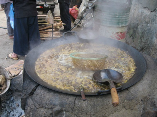 Sẽ là thiếu sót nếu lên Hà Giang mà chưa thưởng thức thắng cố. Đến chợ Đồng Văn, uống rượu ngô, ăn thắng cố lâu nay đã thành kinh nghiệm truyền miệng của rất đông du khách.  Từ nguyên liệu chính là thịt và nội tạng ngựa hoặc bò được xào lăn rồi châm nước, ninh sôi liên tục nhiều tiếng, món thắng cố làm người ta dễ liên tưởng đến phá lấu của miền Nam. Tuy nhiên, thắng cố có các gia vị đi kèm đậm chất núi như thảo quả, hạt dổi, củ sả…