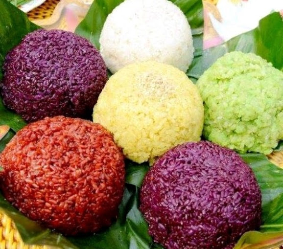 Dạo một vòng phố cổ Đồng Văn buổi sáng, gần cuối phố là hàng xôi rất ngon. Quán tuy đơn sơ vài ba thức xôi nhưng khách mua đông, cô bán hàng phải xới luôn tay. Xôi ngũ sắc được chú ý và chọn mua nhiều nhất bởi chỉ thoáng nhìn qua màu sắc bắt mắt, nhiều thực khách đã có cảm giác “ưng cái bụng”. Xôi ngũ sắc có 5 màu nổi bật khác, trắng, vàng, tím, đỏ, xanh được hòa hợp lại tạo lên món ăn ngon mà bắt mắt. Xôi này được làm từ một loại gạo nếp thơm và dẻo do chính người dân tộc trồng.  Chỉ từ 5.000 đến 10.000 đồng, bạn có thể no đến trưa với một nắm xôi ngũ sắc mềm ngọt, dẻo thơm rất hấp dẫn.