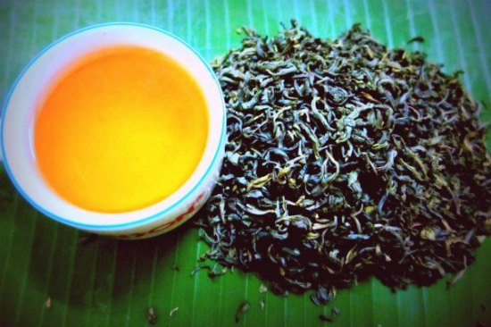 Những cây chè shan cổ thụ vùng cao màu trắng xám, bọc một lớp phấn trắng mờ như tuyết nên được gọi là chè shan tuyết - đặc sản Hà Giang. Đây là nguồn nguyên liệu sạch vì khai thác từ tự nhiên. Giữa núi rừng, ngồi ở bậc cửa nhà người đồng bào thưởng trà Shan tuyết là mong muốn trải nghiệm của rất nhiều người. Người ta bảo pha trà Shan tuyết phải dùng nước nguồn trên núi chảy về thì mới cho ra đúng vị đậm đà của loài cây quý. Chén trà mới pha bốc khói nghi ngút giữ ấm lòng người bằng hương thơm thanh và màu tươi ngon. Nhấp môi sẽ thấy chè chan chát nhẹ nhưng lại ngọt hậu nồng nàn.