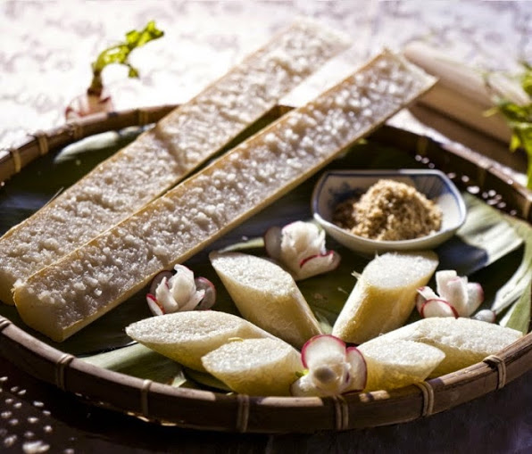 Đây là món ăn nổi tiếng ở vùng đất này, những ai tới Hà Giang mà không được thưởng thức món ăn này thì quả thật rất đáng tiếc. Cơm lam là cơm được nấu bằng ống nứa, ống tre và nướng chín trên than, lửa. Đồng bào dân tộc thường làm món cơm này để mang theo khi đi làm nương làm rẫy, vừa thuận tiện, lại vừa được bảo quản tốt, không bị thiu.  Cơm lam ngon dẻo, vị thơm quyện cùng mùi lá dong, lá chuối nướng hấp dẫn. Ai thích thì có thể ăn cơm lam chay, không thì thông thường người ta hay ăn cùng muối lạc, muối vừng và 13Win1 nhập link nhà cái hấp dẫn khác như cá suối nướng, làm món ăn thơm và bùi hơn.