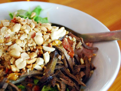 Phở chua không chỉ nổi tiếng ở một mình Hà Giang nhưng lại là một trong những món dễ ăn nhất cho du khách tới đây du lịch. Phở chua có nguồn gốc từ Trung Quốc trước đây được dùng trong đám cỗ. Hiện nay, món này được nhiều người chọn làm món điểm tâm trong các buổi chợ phiên.  Nguyên liệu quan trọng nhất của món ăn này chính là bánh phở tươi ngon, nước dùng chua ngọt làm từ một loại dấm thật chua hòa với đường, cùng với bột sắn quấy sệt thêm một chút gia vị - tất cả được đun sôi lên và quấy đều tay. Tiếp theo đó là những lát thịt lợn rán, lạp xưởng rang cháy cạnh, vài miếng thịt vịt quay vàng rộm cùng tỏi tươi, đu đủ hoặc dưa chuột nạo và rưới nước dùng lên.