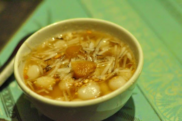 Thắng dền gần giống như bánh trôi tàu ở Hà Nội, được làm từ bột gạo nếp, có thể làm chay hoặc bọc nhân đậu đỗ. Mỗi viên bột được nặn to hơn đầu ngón tay cái chút xíu, cho vào nồi nước dùng luộc, đến khi nổi lên thì vớt ra. Thắng dền ăn cùng bát nước dùng pha từ đường, cốt dừa và gừng, có thể rắc thêm vừng hoặc lạc, ăn ngon nhất khi vừa vớt ra, khói bay nghi ngút.