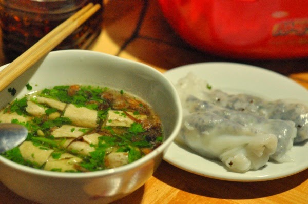 Không chỉ khách du lịch mà người dân ở đây cũng thường xuyên chọn bánh cuốn để ăn sáng hay thậm chí là ăn trưa trong những buổi chợ phiên. Ngoài bánh cuốn truyền thống, du khách tới Đồng Văn sẽ mê mẩn bánh cuốn hấp dẫn nơi phố cổ.  Đối với bánh cuốn trứng, khi bánh vừa chín, chỉ cần đập thêm quả trứng gà rồi đậy vung để một lúc, sau đó mới cho thêm nhân mộc nhĩ thịt băm để trứng vừa chín lòng đào mà bánh vẫn đảm bảo độ mềm, mịn và không nát. Nước dùng đậm đà, ngọt lừ từ xương hầm, dậy thơm hành mùi khó cưỡng. Thêm vài miếng chả, một chút tiêu, ớt, dấm chua sẽ tạo nên mùi vị khó quên của vùng cao nguyên đá.