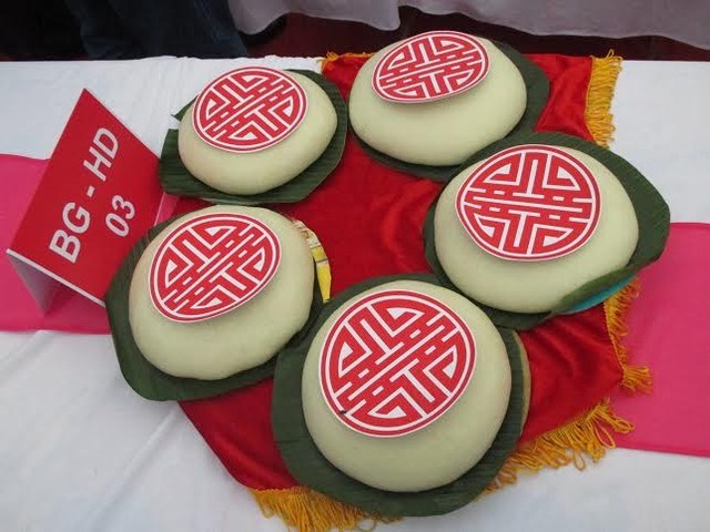 Khách qua đường lỡ bữa dừng chân tại thị trấn Gia Lộc (Hải Dương) ăn chiếc bánh dày, uống chén trà hoặc mua vài gói bánh về làm quà cho người thân, chỉ một lần rồi nhớ mãi hương vị để lần sau có dịp đi qua nhất định lại ghé nơi này.  Chiếc bánh dày trắng mịn, dẻo thơm đã trở thành một trong những đặc sản ẩm thực của thị trấn Gia Lộc. Bánh dày Gia Lộc có vị dẻo thơm của xôi nếp, màu xanh non của lá chuối hòa quyện vào nhau tạo nên một dư vị rất độc đáo. Làm bánh dày có ít công đoạn nhưng đòi hỏi tay nghề người thợ làm bánh phải vào bậc nghệ nhân.