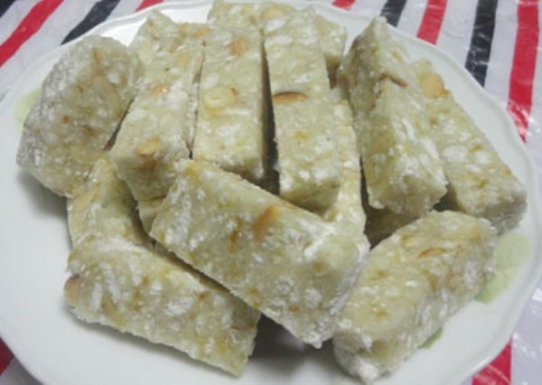 Bánh lòng từ lâu đã trở thành thứ bánh đặc sản truyền thống ở đây. Thế nhưng ở ngay trên mảnh đất Kinh Môn, người ta không thể thấy thứ bánh này ở quán nước hay bất cứ phiên chợ nào mà chỉ thấy trên bàn thờ gia tiên trong dịp Tết đón xuân về.  Để làm ra những khuôn bánh lòng thơm ngon, người làm bánh phải mất rất nhiều thời gian, công sức và khó mà thành công được nếu chỉ có một hai người tham gia. Chính bởi sự cầu kỳ, công phu mà ngày càng ít hộ Đăng ký và nhận 60K 24 bao lì xì miễn phí mỗi ngày trong hai xã An Phụ và An Sinh (thuộc huyện Kinh Môn, Hải Dương) còn tiếp tục làm.
