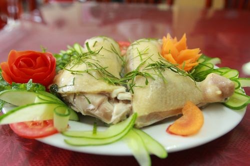 Gà tươi Mạnh Hoạch nổi tiếng khắp cả nước 20 năm nay không phải là một loại gà như ông cha ta vẫn gọi như: gà ri, gà Tam Hoàng, gà chọi… mà là tên một thương hiệu xuất phát từ ông “vua gà” đến từ Hải Dương– Phạm Hồng Hoạch.  Từ một quán nhỏ do ông Phạm Hồng Hoạch làm chủ đến nay đã trở thành một thương hiệu có hệ thống nhà hàng trên khắp cả nước thu hút nhiều thực khách gần xa và là một món ngon mà dân sành ăn nhắc đến như một món ăn không thể bỏ qua của ẩm thực miền Bắc Việt Nam nói chung và ẩm thực Hải Dương nói riêng.