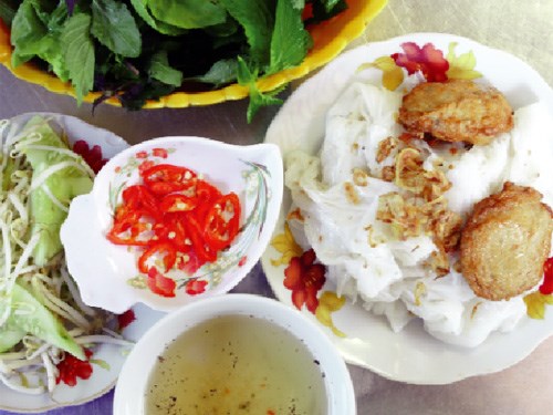 Về thành phố Hải Dương, tìm tới con phố Bắc Sơn, con phố với món bánh cuốn nổi tiếng đã được đưa vào từ điển Wikipedia. Ở đó có quán bánh cuốn bà Thấu gắn liền với thương hiệu bánh cuốn Hải Dương.  Chẳng như bánh cuốn Thanh Trì, bánh cuốn Hà Nam hay bánh cuốn Hàng Kênh, Nam Định nổi tiếng nhờ các phương tiện truyền thông hoặc phương tiện… giao thông do ở gần quốc lộ, không nhiều người còn nhớ đến bánh cuốn Hải Dương. Nhưng nếu ai đã thử, sẽ chẳng thể nào quên những tấm bánh mỏng mướt như giấy pơ-luya, thanh mát, trong suốt mà vẫn béo ngậy. Chẳng thế mà cách đây ít năm, khi quốc lộ 5 còn đi qua trung tâm thành phố Hải Dương, những chiếc xe gắn biển Hải Phòng, Hà Nội bao giờ cũng ghé vào Bắc Sơn ăn “Bánh cuốn bà Thấu”.