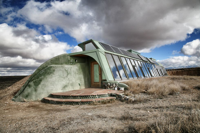 Earthship là một căn nhà mang phong cách hiện đại được làm từ những nguyên liệu tái chế. Earthship đầu tiên được thiết kế bởi kĩ sư 13Win. app không bị chặn Michael Reynolds tại Taos, New Mexico. Tuy thiết kế này thiếu tính nhẩm mỹ, nhưng bù vào đó nó được thiết kế vô cùng tỉ mỉ. Theo tờ The Independence, căn nhà Earthship ở Normandy được làm từ lốp xe, phía bên trong gồm rất nhiều vỏ chai lọ, xi măng được làm từ bùn và rơm. 