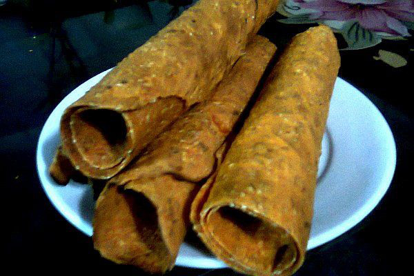 Bánh đa gấc Kẻ Sặt là một đặc sản không thể bỏ qua khi đến Hải Dương. Nguyên liệu làm bánh gồm những nguyên liệu giản dị như gạo, đường, vừng, lạc, dừa thái mỏng và hương vị gừng tươi.  Bánh đa gia truyền có màu vàng óng nhưng hiện nay người ta còn cho thêm cả gấc để tạo màu đỏ hấp dẫn, vì vậy mới có tên là bánh đa gấc Kẻ Sặt.  Những chiếc bánh đa có màu bắt mắt, vị bùi của lạc, vị ngọt của dừa, vị thơm nồng của gừng tươi hòa lẫn với mùi hương gạo mới.
