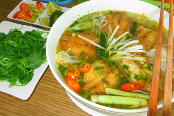 Bún cá rô đồng tưởng như được chế biến đơn giản nhưng lại đòi hỏi sự khéo léo và tinh tế của người làm. Những con cá được chọn lọc kỹ đem luộc chín, gỡ thịt để riêng sau đó đem chiên vàng cùng hành khô thơm nức. Vị đặc trưng ở bát bún cá Hải Dương không thể không kể đến vị đậm đà của nồi nước dùng. Nước bún cá trong vắt, đậm đà vị ngọt của cá, và còn có sự hòa quyện dậy mùi của một chút gừng tươi thêm phần quyến rũ.