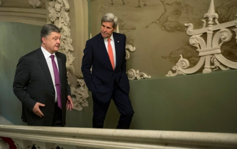 Tổng thống Ukraine Poroshenko (tr&aacute;i) v&agrave; &ocirc;ng John Kerry trao đổi về t&igrave;nh h&igrave;nh miền Đ&ocirc;ng Ukraine