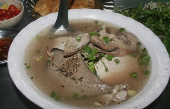 Cháo lòng là món ăn đơn giản, phổ biến ở đồng bằng sông Cửu Long nhưng cháo lòng Cái Tắc (huyện Châu Thành A) lại mang những hương vị độc đáo, đặc trưng của vùng đất này mà những ai một lần thử qua đều rất ấn tượng. Cũng vẫn là tim, gan, phèo, phổi, gia vị, gạo nhưng mỗi cửa hàng lại có cách nêm nếm khác nhau tạo nên sự hấp dẫn của món ăn này. Một tô cháo lòng thơm lừng, nóng hổi ăn kèm với rau đắng biển, bắp chuối, giá sống, chanh ớt tạo nên một bản hòa ca mùi vị mà du khách khó có thể cưỡng lại khi một lần dùng thử.