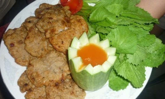 Món chả cá thác lác hầu như ở khu vực nào cũng có nhưng từ khi món chả các thác lác cườm ở Hậu Giang xuất hiện thì nó nghiễm nhiên trở thành biểu tượng của món ngon này. Cách làm đơn giản nhất là cá thác lác được chiên với sả ớt, cá được đánh sạch vảy, khứa nhẹ nhiều khứa theo chiều ngang ướp với bột ngọt, sả giã nhuyễn và chiên cá ngập trong chảo dầu. Khi các bốc mùi thơm là du khách có thể thưởng thức được, chả cá ngon nhất là chấm với nước mắm ăn kèm với các loại rau sống cho đỡ ngán. Chả cá thác lác đặc sản Hậu Giang quả thực là một món ngon hấp dẫn du khách.