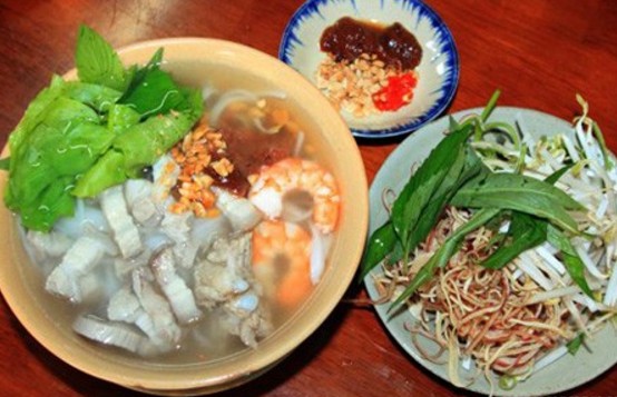 Nếu một lần ghé thăm Hậu Giang du khách có thể thưởng thức món bún gỏi già, nhìn sơ qua thì du khách có thể nhầm với món mắm bởi nguyên liệu chính cho món ăn này là mắm cá linh. Bún gỏi già phải nấu chung với me mới cho ra vị chua chua ngọt ngọt ăn không ngán và điều đặc biệt là bún gỏi già phải ăn chung với tép thì mới thưởng thức trọn vẹn hương vị của tô bún. Những con tép, tôm luộc đỏ au cùng với màu xanh bắt mắt của các loại rau ăn kèm như: rau muống bông chuối làm cho tô bún vừa đẹp mắt vừa ngon miệng.