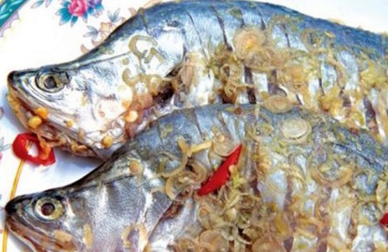 Nhiều người nói rằng: “Đi du lịch Hậu Giang mà không ăn được cá thác lác cườm coi như thiếu sót lớn”. Ở hầu hết các nhà hàng, tiệm ăn lớn ở Hậu Giang đều có các món ăn được chế biến từ cá thác lác. Người dân Hậu Giang lâu nay coi cá thác lác là món đặc sản rất đáng tự hào của tỉnh nhà. Đơn giản và dễ làm nhất là thác lác chiên sả ớt. Cá được làm sạch, khứa nhẹ rồi ướp muối, bột ngọt, ớt, sả băm nhuyễn cho thấm, sau đó cho vào chảo rán giòn. Khi mặt cá chuyển sang màu vàng ươm, mùi thơm quyện cùng sả, ớt bốc lên là chín. Ngoài ra, món cá thác lác nướng cũng có vị ngọt lan tỏa nơi đầu lưỡi cùng cảm giác cay nồng và vị thơm của sả, ớt.